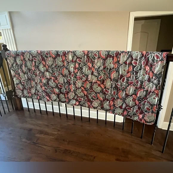Vera Bradley Stadium Blanket in RETIRED Nomadic Floral - Picture 3 of 8